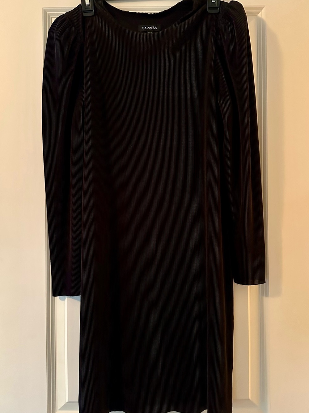 Express Black Pleated Ribbed Puff-Shoulder Long-Sleeve Shift Dress